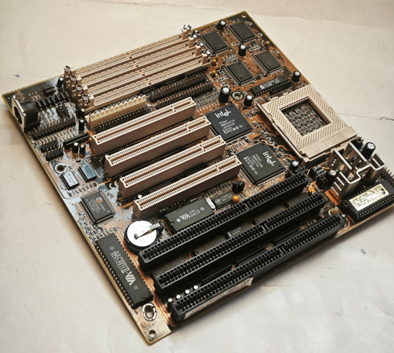 Socket 7 Zida Tomato 5DVX Motherboard Rev 1.21 (430VX), CPU & 32 MB + Bonus