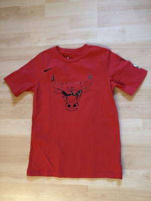 The Nike Tee T-Shirt Rot Gr. 140 -150 Stier Chicago Bulls 