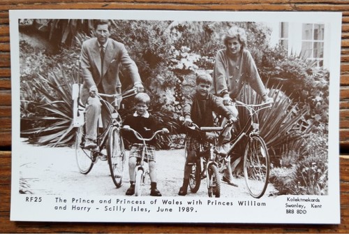 Royalty Postcard - PRINCE OF WALES WITH FAMILY Bicycles - Scilly Isles Juni 1989
