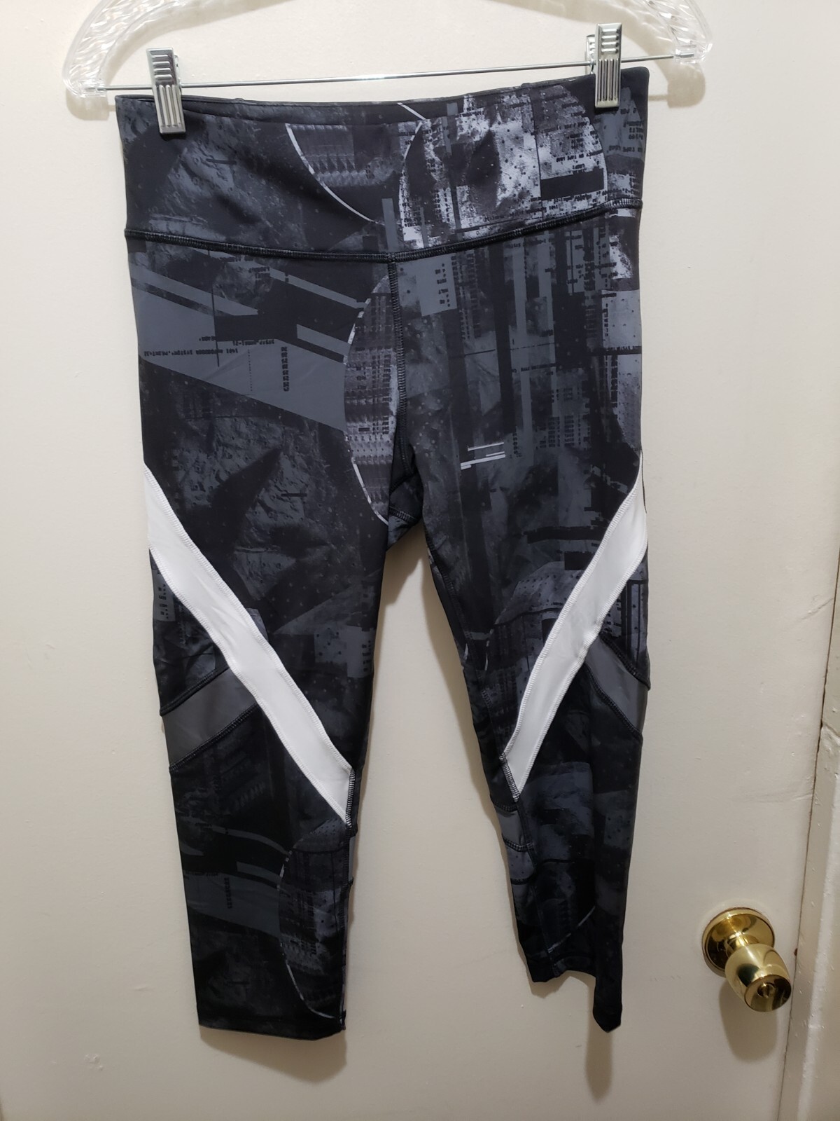 Reebok Leggings Womens Medium Black Gray White Abstract Capris