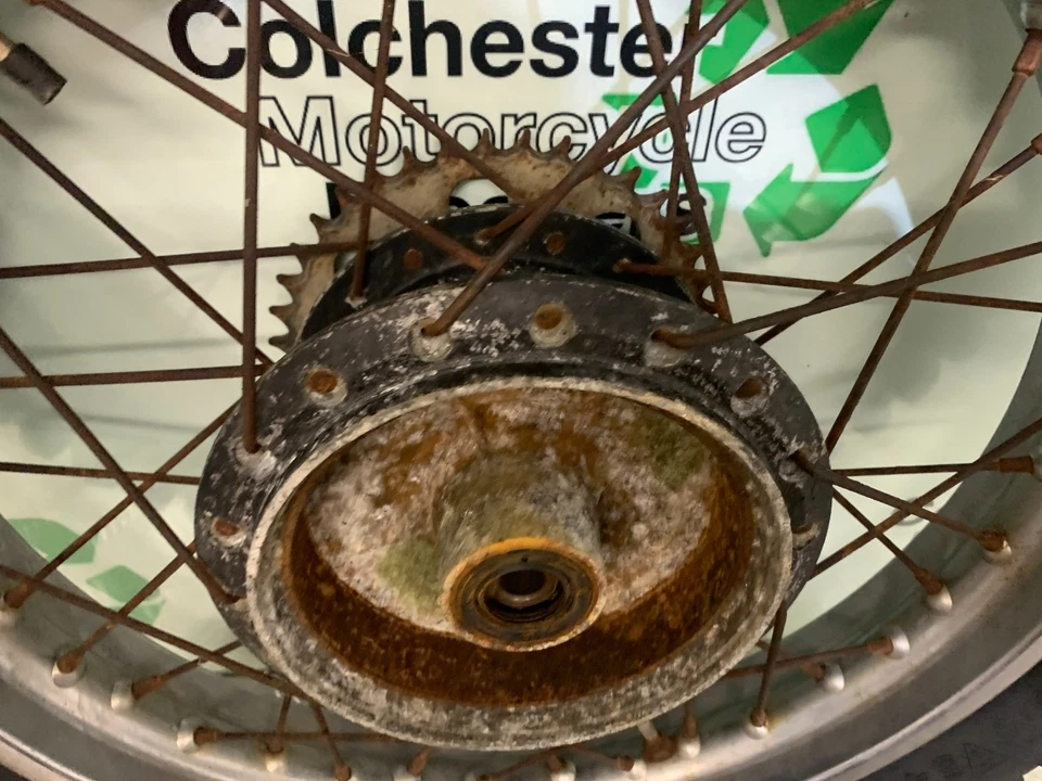 YAMAHA TT250 TT 250 RUEDA TRASERA AÑO 1980-1982 (STOCK 944) Foto 3 de 4