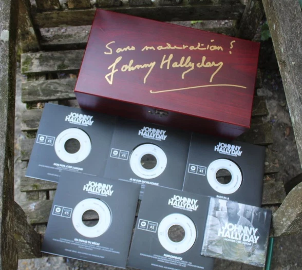Vin Johnny Hallyday, Coffret Dédicacé de sa main, Blanc et Rosé, acheté en 2005. - Photo 3/4