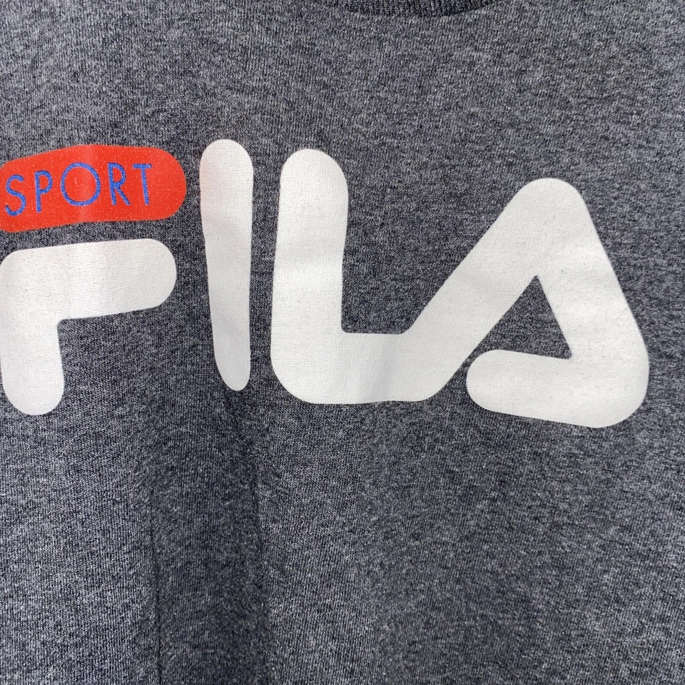 Camiseta gris de colección M Fila Spell Out para niños Foto 2 de 4