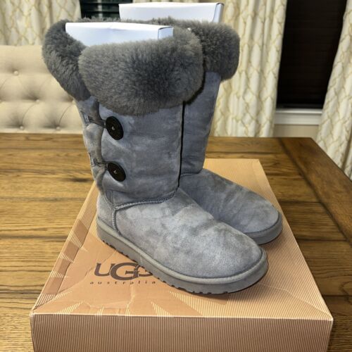 UGG Australia Bailey Button Triplet 1873 con stivaletto alto classico grigio donna taglia 8 - Foto 6 di 13