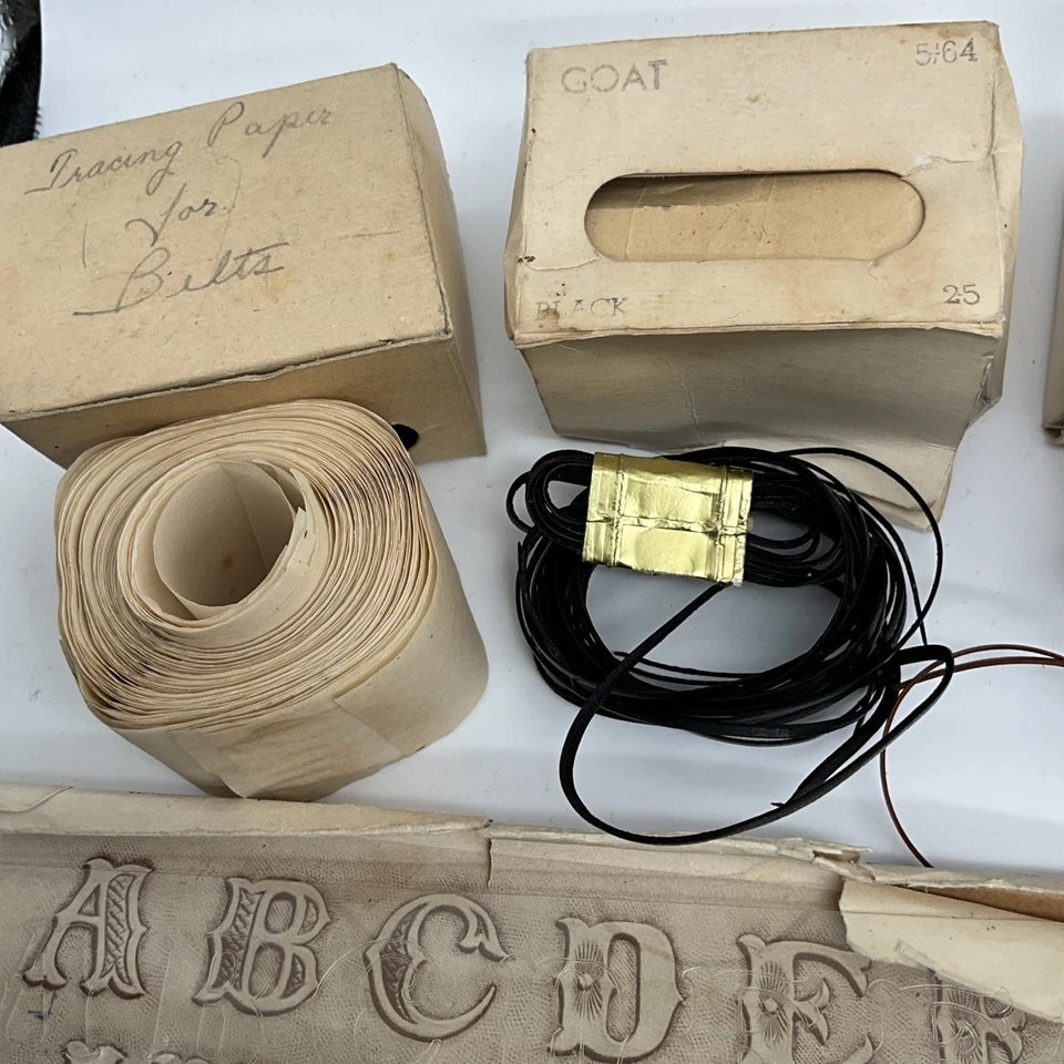 Lote de suministros de herramientas de artesanía en cuero vintage con cordones hebillas estampillas cinturones Foto 4 de 4