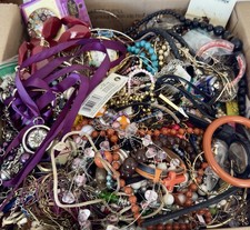 MIXED JEWELRY LOT CRAFT REPAIR, RESELL, REPURPOSE, VINTAGE TO NOW 17 POUNDSl