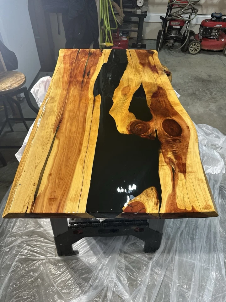 Mesa de centro Black River Cedar Mesa de centro de resina epoxi de 3’/4’ Foto 3 de 4
