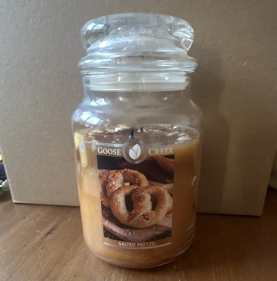 Goose Creek Salted Pretzel Duftkerze im Glas groß braun 100-150h ES24910 - Bild 1 von 2