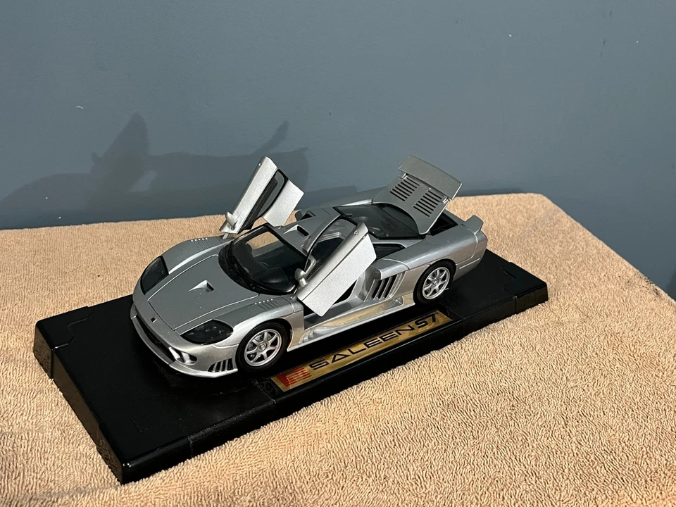 MotorMax 1:18 Die Cast 2001 Saleen S7 Supercar w/Base - Image 2 of 4