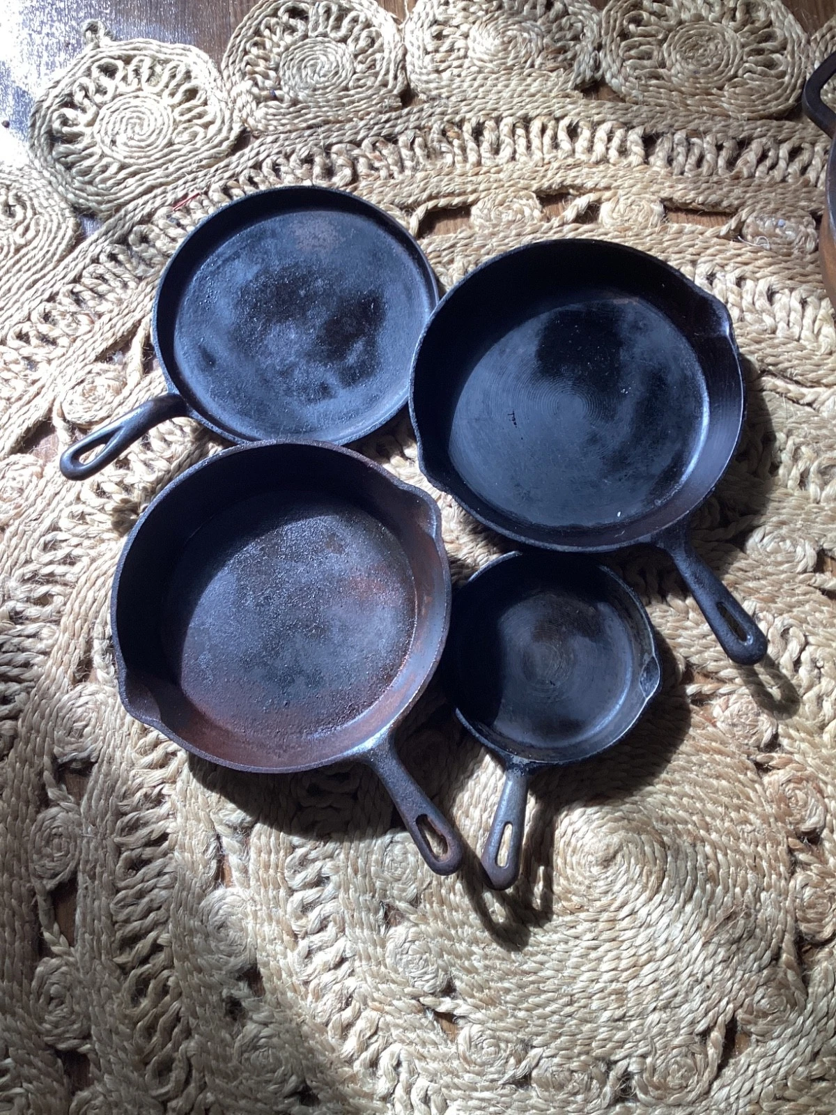 Cast Iron !ot 10” 10.5” 9.5” Flat pan 6.5” Skillet