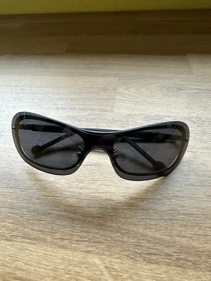 Gafas de sol Roxy con marco de metal negro lentes envolventes grises Foto 4 de 4