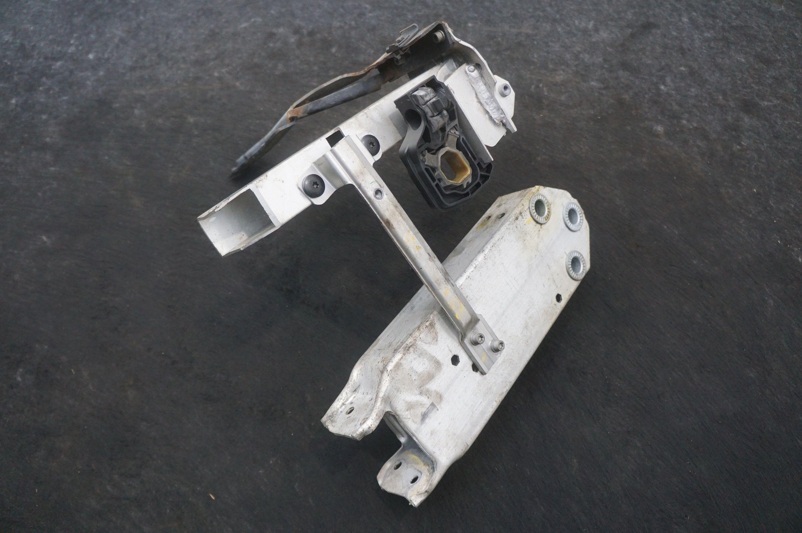 Front Bumper Left Support Bracket 51647158007 Rolls Royce Ghost Series I 2009-14
