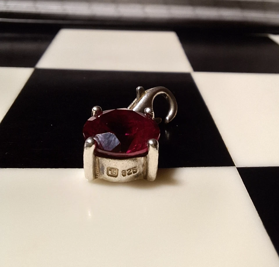 Colgante con dije de plata de cumpleaños circonita cúbica rosa oscuro piedra natal Thomas Sabo Foto 4 de 4