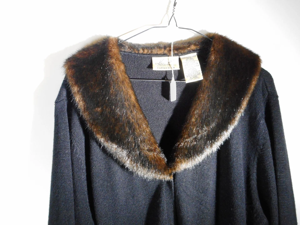 Suéter cárdigan tejido negro vintage de la colección Kathie Lee con cuello de piel sintética Foto 4 de 4