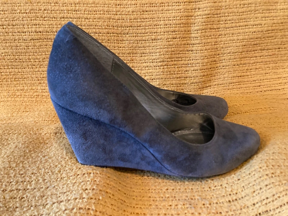 Zapatos de tacón de cuña BCBG Paris para mujer Rollis gris gamuza, talla 7,5 M, hechos en China Foto 3 de 4
