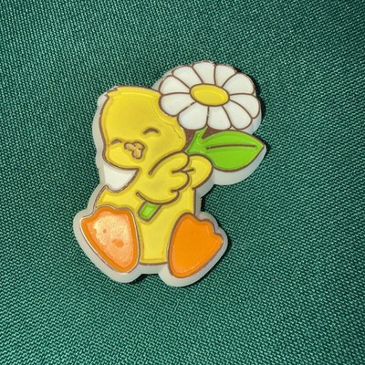  VINTAGE HALLMARK YELLOW DUCKLING WHITE DAISY EASTER SPRING LAPEL PIN (E115)