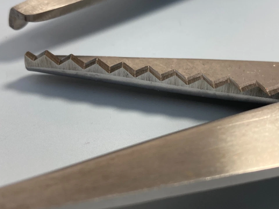 Fiskars 9" Pinking Shears plus 9" Scalloped Cutters Lot of 2 Vintage Scissors - Image 3 of 4