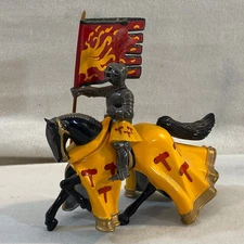 1997 W. Britain Knight #41042 Mounted French Standard Bearer Guillaume de Martel