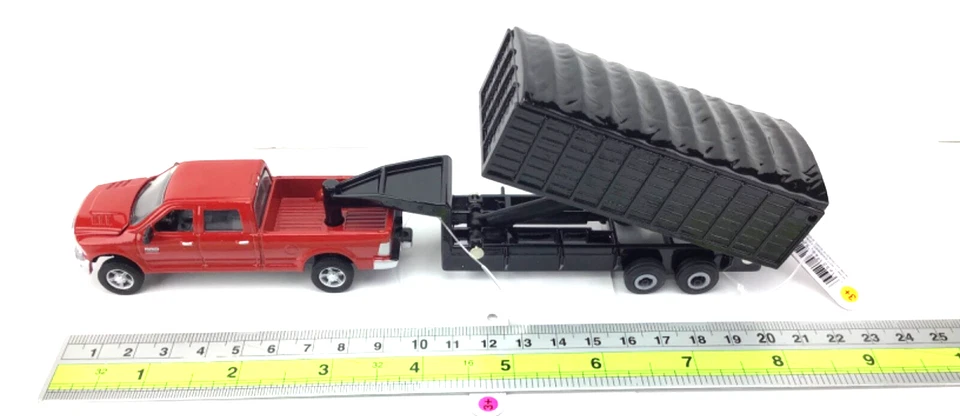 Camioneta Ertl Dodge Ram 2500 con cuello de ganso de grano y remolque de ganado para caballos Foto 2 de 4