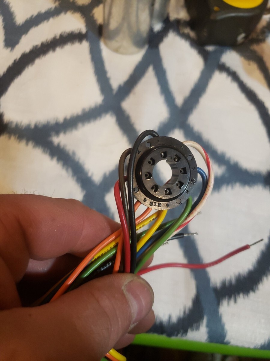 Vintage 8-pin Round Socket With 18