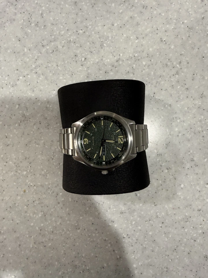 Reloj deportivo Citizen Eco-Drive para hombre calendario esfera brújula verde 44 mm AW0110-58X Foto 3 de 4