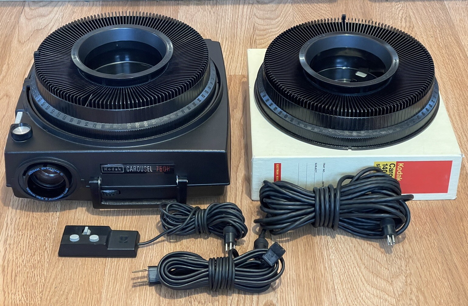 Kodak 750H 35mm Carousel Slide Projector W/Remote, 2Trays, Lens