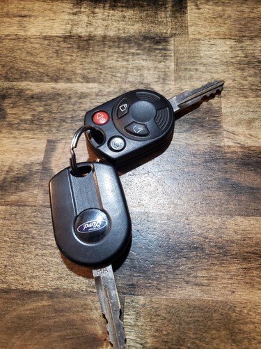 Ford 4 Button Key Fob Escape - Picture 4 of 4
