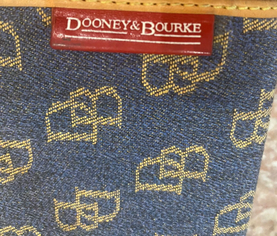BOLSO CLUTCH DOONEY & BOURKE FIRMA DENIM CUERO TOSTADO ¡USADO EN EXCELENTE ESTADO! $200 Foto 2 de 4