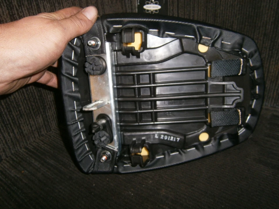 SUZUKI GSXR750 AL7 2017 REAR SEAT PASSENGER SEAT COVER - Image 4 of 4