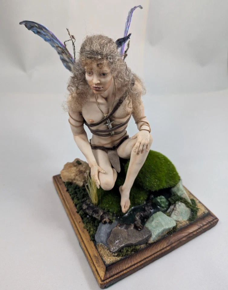 10" HOMBRE DE HADAS NIÑO MARIPOSA EN MUSGO CUBIERTO ROCA POR ARROYO CON RANA SIN MARCA Foto 2 de 4