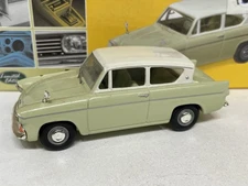 VANGUARDS Ford Anglia 105E Lime Green/White 1:43 Diecast modelcar
