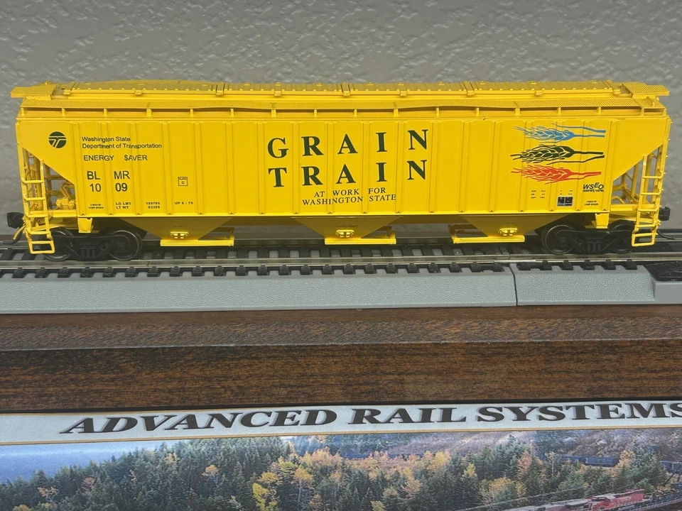 GRAIN TRAIN - CYLINDRICAL RIB SIDE 18 RIB COVERED 3-BAY HOPPER CAR HO Scale NEW - Image 3 of 4