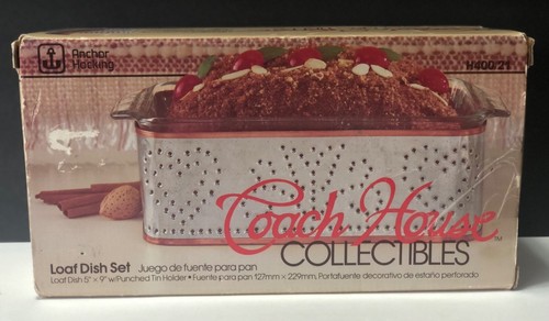 Anchor Hocking Loaf Dish Set 5”x9” w/ Punched Tin Holder Coach House Coll. VTG - Bild 5 von 5