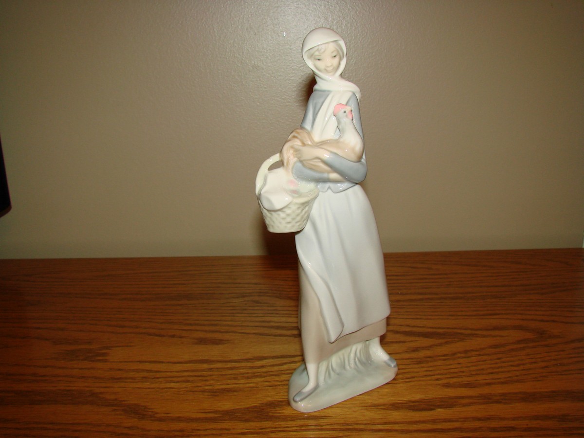 LLADRO Vintage Porcelain Lady Collectible Figurine Made In Spain