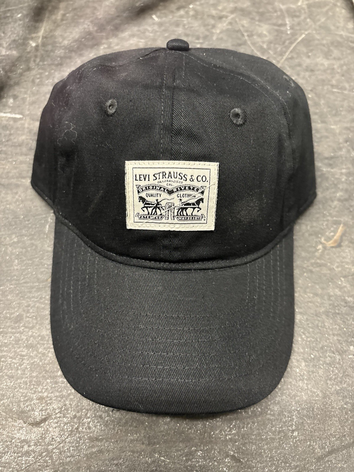 Levi'sMen's Relaxed Double Horse Logo Patch Baseball Hat