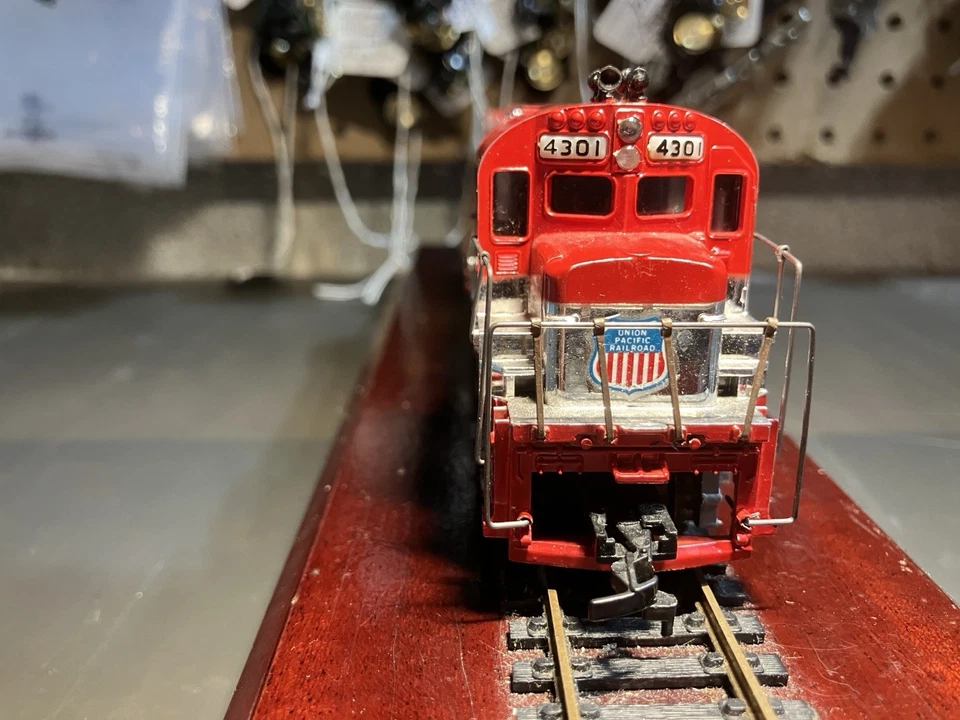 TYCO Mantua HO 4301 Alco 430 Silver Streak Diesel Engine Dummy With Handrails - Image 3 of 4