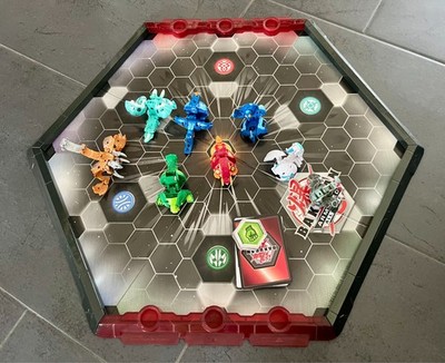 Bakugan Battle Arena mit 8 Bakugan Figuren und Karten
