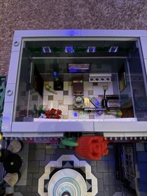 LEGO (10255) Expert Assembly Square Modular W/ Minifigures No Instructions