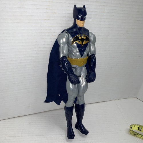 Spin Master DC Comics Batman mit silbernem und schwarzem Anzug Actionfigur - Bild 8 von 13