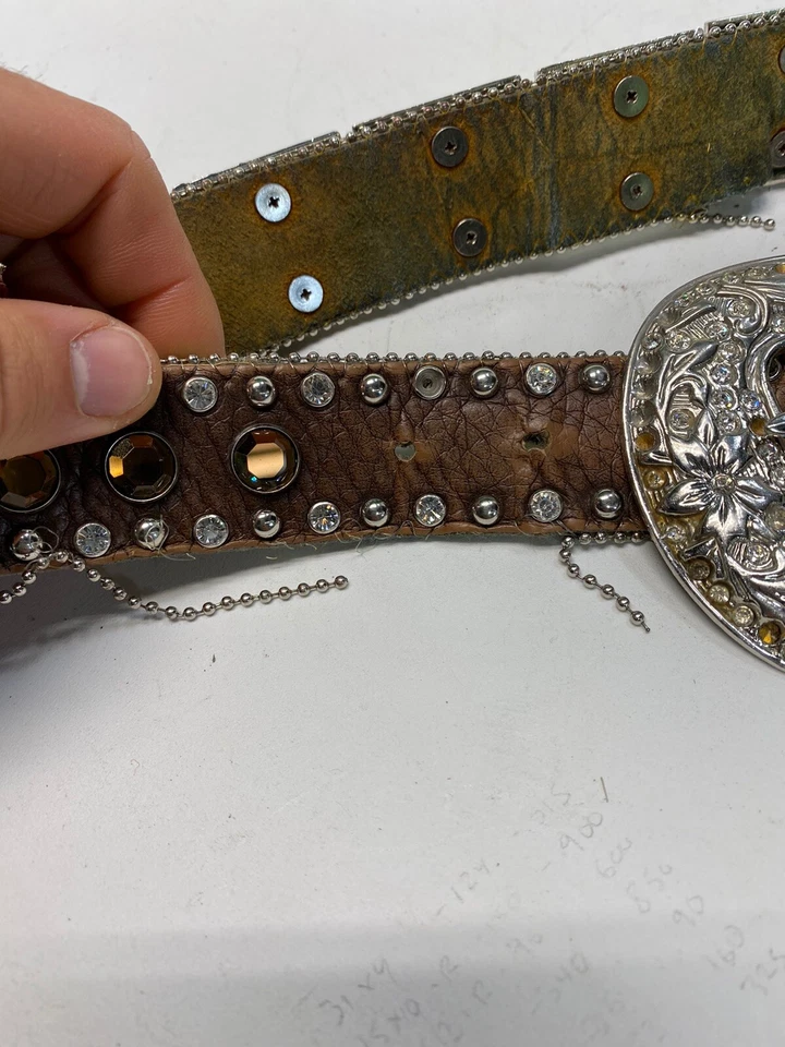Cinturón vaquera de cuero marrón oscuro talla grande con tachuelas WB Atlas para dama Foto 3 de 4