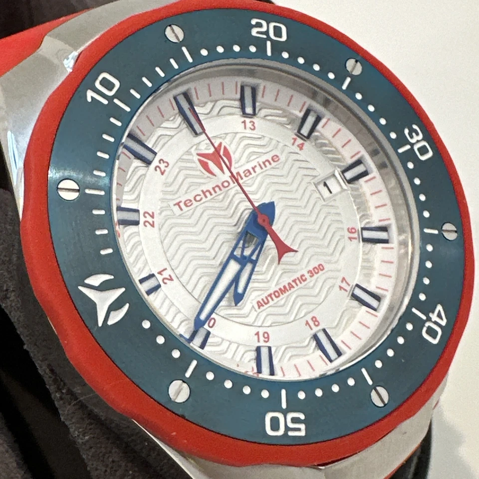 Reloj TechnoMarine Sea Manta AUTOMÁTICO Manta TM-215090 Correa Roja Foto 2 de 4