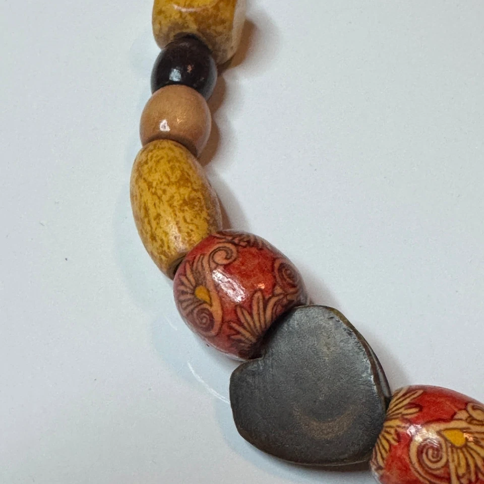 Collar Bohemio de Madera con Cuentas Cierre de Palanca Tono Tierra Colores Rojo Acento Cuentas Foto 4 de 4