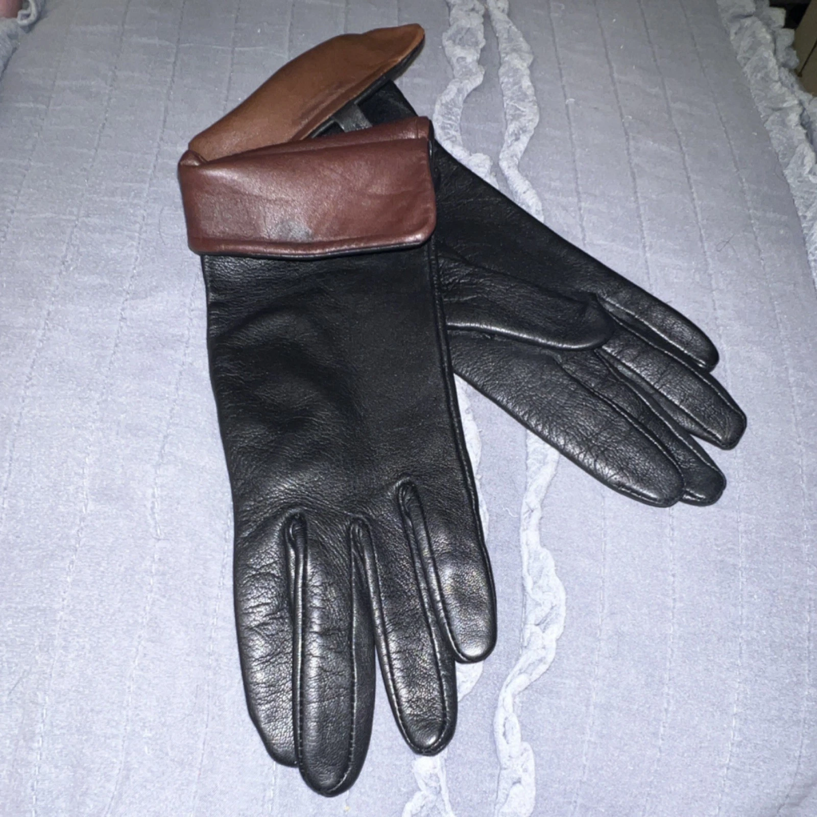 Beautiful Gates Soft Leather Gloves Silk Lined Black w/Brown trim Women Size S