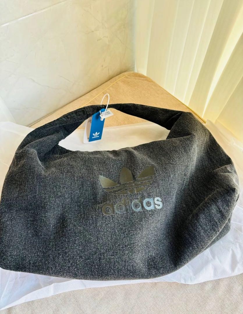 海外限定Adidas デニム 雲形バッグ ユニセックス ブラック　IX7694 Adidas denim cloud-shaped bag unisex Black Logo with tag