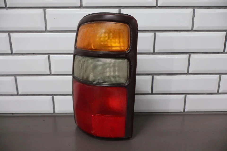 04-06 吉姆西育空 OE 风格尾灯套装(左/右)请参阅照片/描述 — 第 2/4 张图片