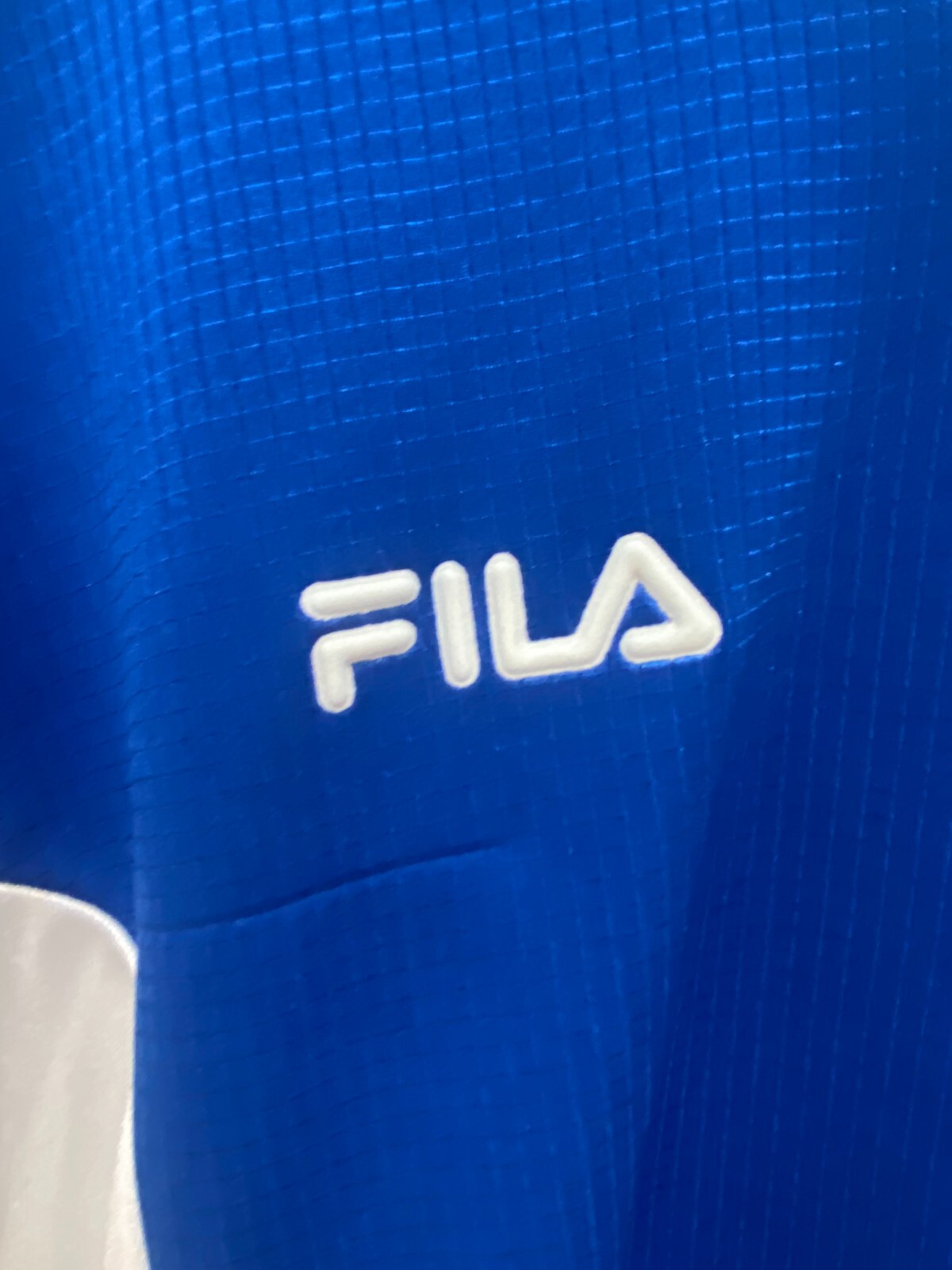 Camicia da allenamento vintage Fila da uomo piccola bianca blu poliestere manica corta collo a V