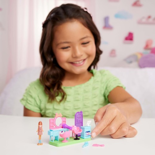 Barbie Mini BarbieLand Juego de Peluquería Coleccionable con Muñeca de 1.5 Pulgadas, Estilo - Imagen 4 de 7
