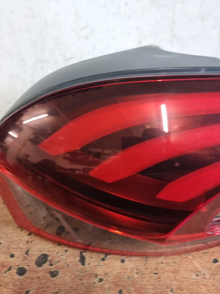 PEUGEOT 208 GT LINE 2017 LUZ TRASERA LADO CONDUCTOR 9810430580 Y SOPORTE BOMBILLA Foto 3 de 4