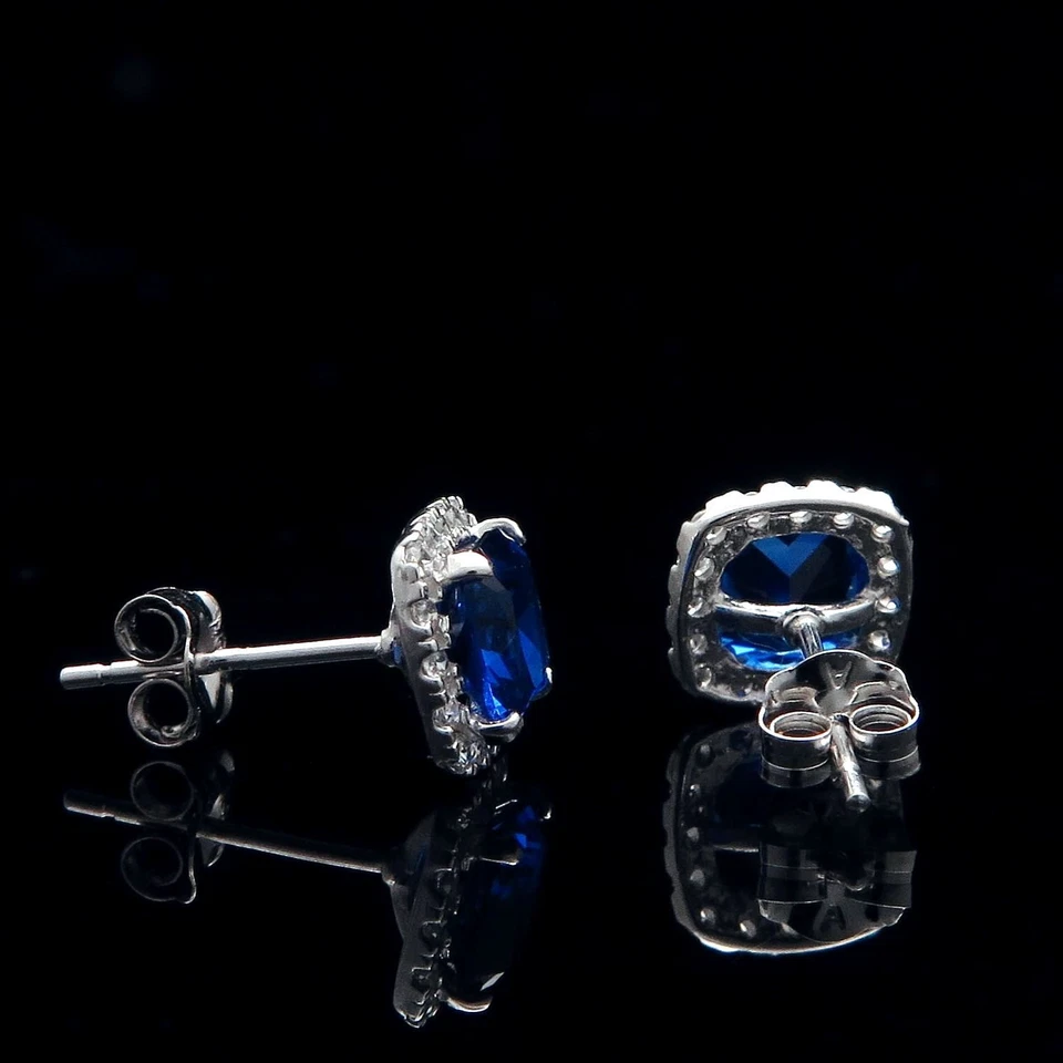 Pendientes de diamantes simulados con halo de zafiro cojín de 1,00 quilates con tachuelas de oro blanco de 14 quilates Foto 3 de 4