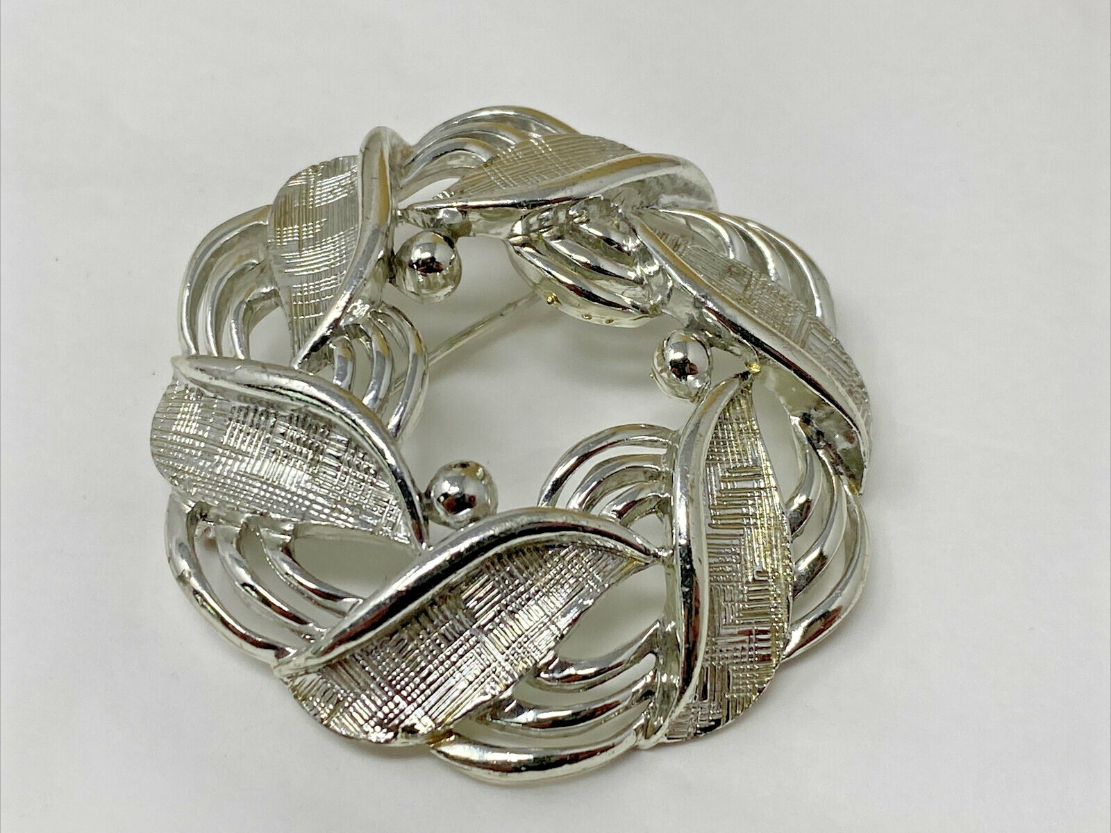 Vintage Silvertone Signed LISNER Open Wreath Broo… - image 4